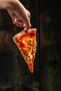 Lezzetli Hawaii pizzasını tavuk ve ananasla tutan kadın elleri. yemek teslimatı, metin yeri, dikey resim,