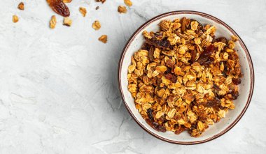 Hafif arka planda tahıl gevreğiyle bowling. Süper yiyecek konsepti. Sağlıklı, temiz yemek. Vejetaryen ya da glütensiz diyet. Uzun afiş biçimi. en üstteki görünüm.