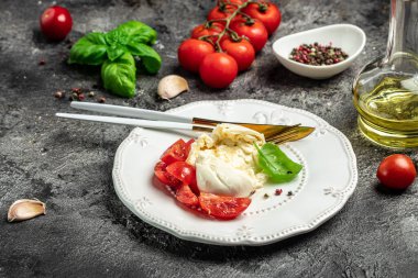 Mozzarella 'dan taze beyaz burrata peyniri ve Apulia' dan krema, İtalyan Akdeniz mutfağı, yemek tarifi geçmişi. Kapat.,