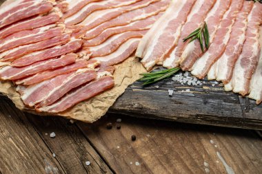 Ahşap tahtada biberiyeli domuz eti ve domuz yağı dilimleri. afiş, menü, metin için tarif yeri, üst görünüm.