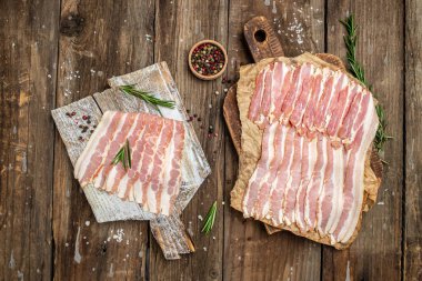 Tahtada taze domuz pastırması çiğ et. Keto diyet gıda malzemeleri. afiş, menü, metin için tarif yeri, üst görünüm.