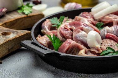 Çiğ tavuk taşlıkları, tahta bir arka planda midesi. Geleneksel Kore baharatlı tavuk eti. Yemek tarifi geçmişi. Kapat..