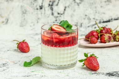 Çilekli taze çilekli Panna Cotta tatlısı. Hafif arka planda İtalyan tatlısı. Restoran menüsü, diyet, yemek kitabı tarifi üst görünümü.