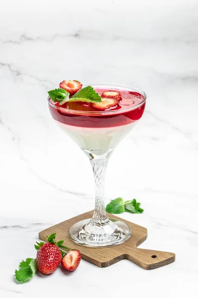 Italienisches Dessert Panna Cotta Glas Mit Erdbeeren Vertikales Bild Ansicht — Stockfoto