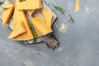Gri bir masa üzerinde biberiyeli dilimlenmiş ve rendelenmiş parmesan peyniri, pankart, menü, metin için tarif yeri, üst görünüm.