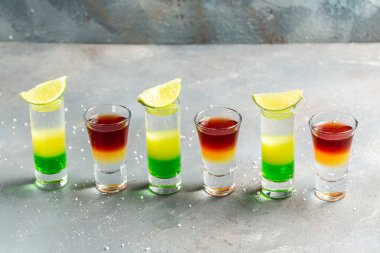 Renkli fotoğraf koleksiyonu. Barda bir çift kokteyl. limonlu alkollü kokteyl..