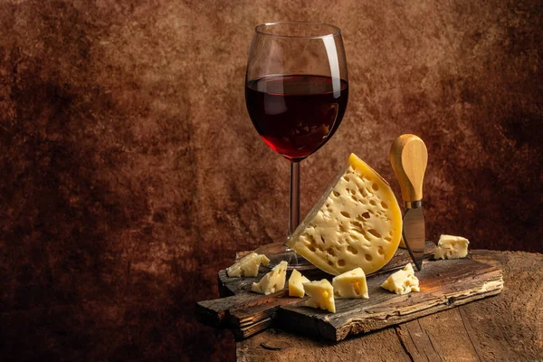 Vin Rouge Assortiment Plat Fromage Maasdam Avec Grands Trous Sur — Photo