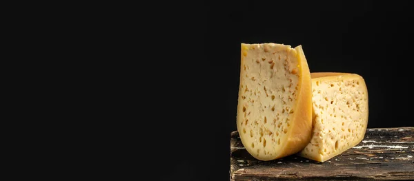 Emmental Sýr Trojúhelník Švýcarský Sýr Tmavém Pozadí Dlouhý Formát Nápisu — Stock fotografie
