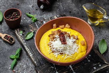 Mısır lapası peynirli banosh ve koyu arkaplanda domuz yağı. Ukrayna mutfağı. Yemek tarifi geçmişi. Kapat.,