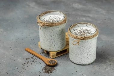 Sağlıklı kahvaltı. Chia tohumu pudingi. Chia tohumlu yoğurt sağlıklı süper yiyecek. Cam kavanozlarda süzme peynirli smoothie. metin için yer.