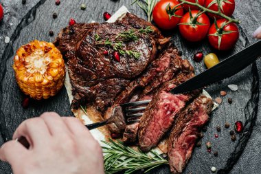 Izgara biftek, siyah angus orta pişmiş biftek. Üst Manzara. metin için yer.