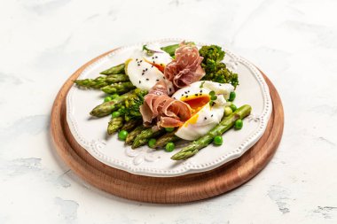 Ketojenik diyet yemeği kuşkonmaz mızraklı haşlanmış yumurta ve prosciutto. afiş, metin için menü tarifi yeri, üst görünüm.