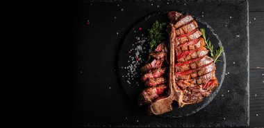 Kurumuş ızgara Biftek Biftek Biftek Büyük parça fileto ile dilimlenmiş otlar ve tuz. Amerikan Et Restoranı.
