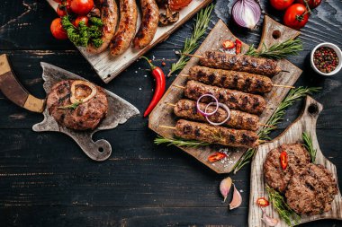 Kebap etini karıştır. Kebap, tavuk, kuzu ve biftek. afiş, menü, metin için tarif yeri, üst görünüm.