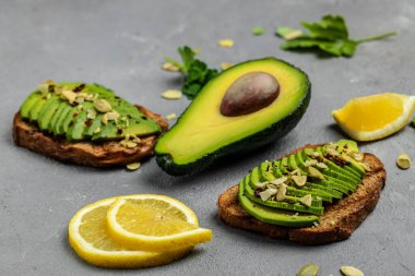 Çavdar ekmekli, balkabaklı, tuzlu ve biberli avokado sandviçi. Vejetaryen yemeği. Bitki temelli diyet. Temiz yemek, yemek tarifi geçmişi. Kapat..