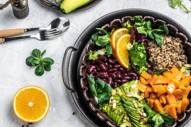 Kavanozda kinoa salatası, avokado, tatlı patates, gri arka planda fasulye. Süper yiyecek konsepti. Sağlıklı, temiz yeme konsepti. Vejetaryen ya da glütensiz diyet. en üstteki görünüm.