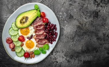 Ketogenik diyet öğün avokado, kızarmış yumurta, pastırma ve fasulye. Sağlıklı besleyici paleo keto kahvaltı diyeti öğle yemeği. Pankart, yemek servisi menü tarifi yeri, metin, üst görünüm.