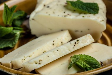 Naneli halloumi peyniri. Izgara için peynir, Kıbrıs peyniri gıcırtısı. Yemek tarifi geçmişi. Kapat..