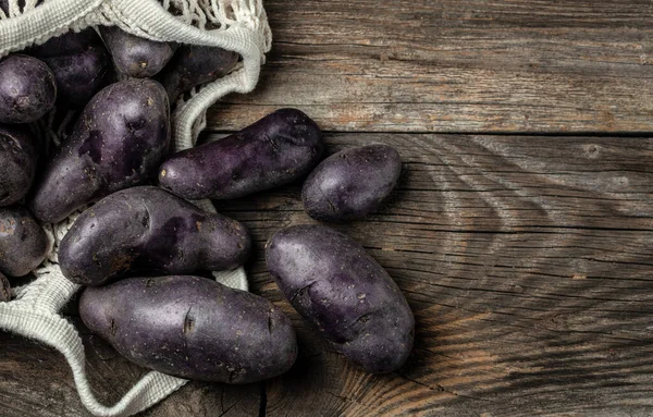 Batatas Crudas Sobre Fondo Madera Batata Morada Orgánica Batatas Batatas — Foto de Stock