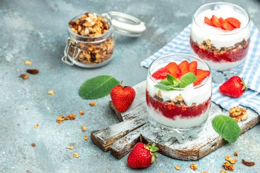Parfe Yunan yoğurdu, taze çilek ve tahtadan yapılmış tahıl gevreği. Glütensiz diyet, sağlıklı kahvaltı. afiş, menü, metin için tarif yeri, üst görünüm,