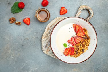 Yunan yoğurtlu, yulaf ezmeli ve böğürtlenli taze kahvaltı. Lezzetli kahvaltı ya da atıştırmalık, üst manzara..