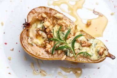 Armutlar küflü peynirli, fındıklı ve ballı, koyu armutlu. Fransız mutfağı. Keto diyeti. Vejetaryen yemeği. Üst Manzara. metin için yer.