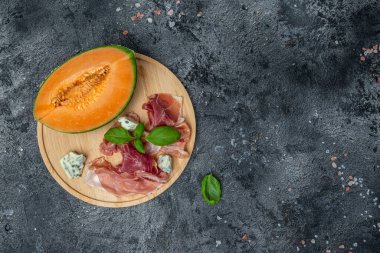 Tatlı kavun ve jambonlu aperatif, dorblu stilton süt ürünü, rokfor peynirli gorgonzola, rokfor, cambozola, yemek tarifi geçmişi,