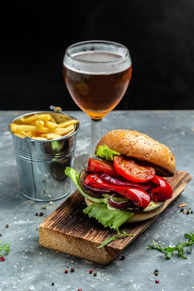 Set Hamburguesa Casera Con Parrilla Verduras Salsa Curry Papas Fritas — Foto de Stock