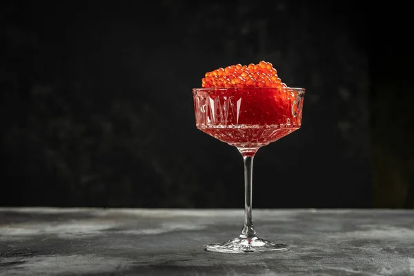 Delicioso Caviar Rojo Sobre Fondo Negro Comida Gourmet Cerca Aperitivo — Foto de Stock