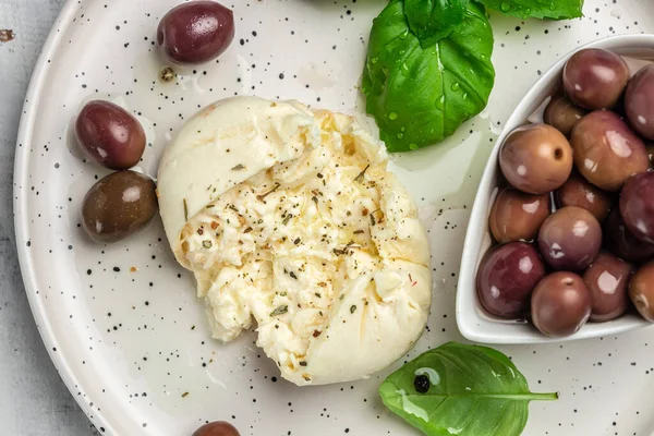 Italienische Burrata Käse Weiße Bällchen Burrata Oder Burratina Käse Basilikum — Stockfoto