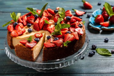 Tatlı olarak taze çilekli nefis cheesecake. sağlıklı organik yaz meyveli tatlı cheesecake. Ev yapımı peynirli kek..