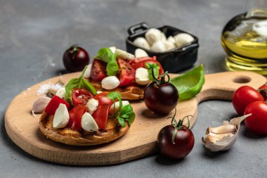 Sağlıklı Izgara Basil Mozzarella Caprese Panini Sandviçi. Lezzetli kahvaltı ya da atıştırmalık, temiz yemek, diyet, vejetaryen yemek konsepti. en üstteki görünüm.