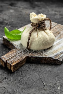 Mozzarella 'dan taze beyaz burrata peyniri ve Apulia' dan krema, İtalyan Akdeniz mutfağı, dikey görüntü. Üst Manzara. metin için yer.