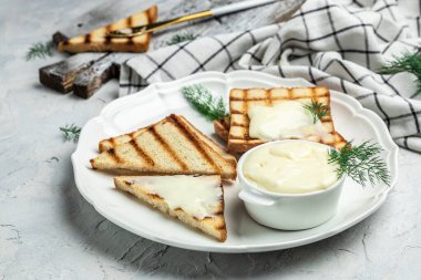 Kahvaltı için krem peynirli ve tereyağlı dilimlenmiş ekmek. Hafif arka planda erimiş peynirli sandviç. afiş, menü, metin için tarif yeri, üst görünüm.