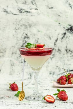 Organik yoğurtlu çilekli krema. Çilek soslu naneli taze meyve tatlısı. İtalyan tatlısı, dikey görüntü. Üst Manzara. metin için yer.