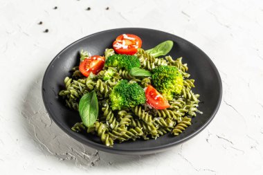 Ispanaklı sebzeli makarna. uygun diyet. Temiz yemek, diyet, vejetaryen yemek konsepti. en üstteki görünüm,