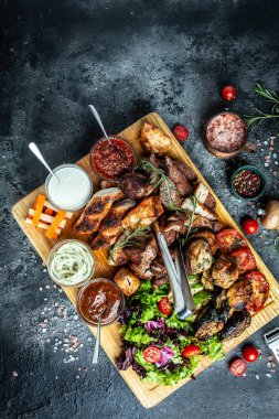 Lezzetli ızgara et ve sebze. Ahşap tabakta ızgara bbq eti ve sebzeler. Restoran menüsü, diyet, yemek kitabı tarifi üst görünümü,