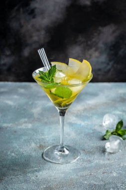 Sonbahar elma şarabı kokteyli. Taze ve sağlıklı kokteyl ya da armut, buz ve bitkilerle moktail. ,