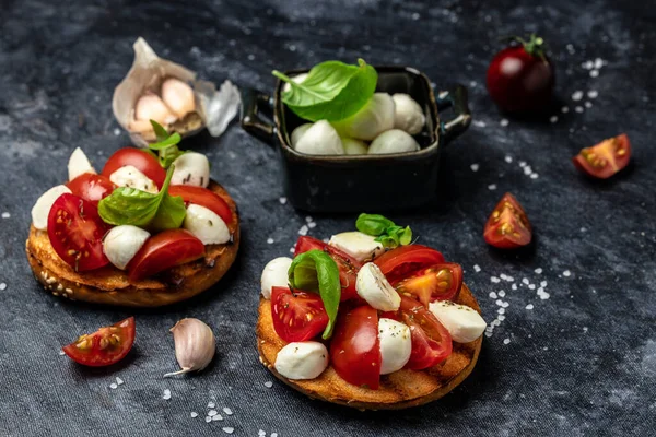 Otwarte Kanapki Pomidorami Wiśniowymi Mini Mozzarellą Świeże Liście Bazylii Caprese — Zdjęcie stockowe