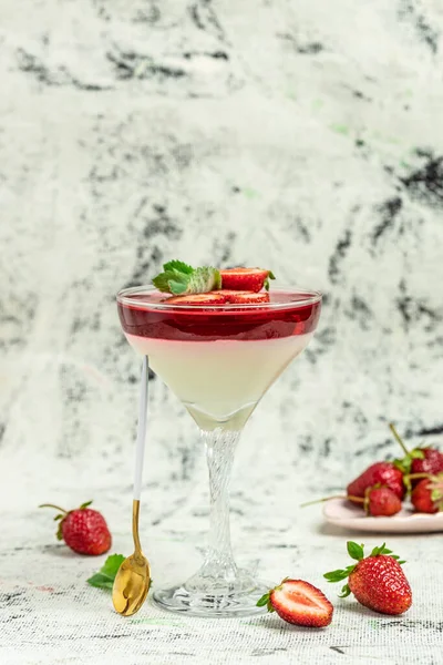 Mousse Morango Doce Com Iogurte Orgânico Sobremesa Frutas Frescas Decorada — Fotografia de Stock