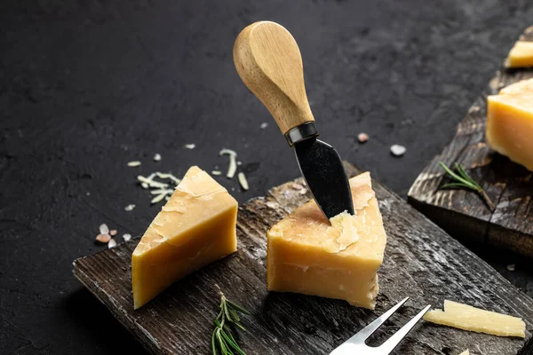 Parmegiano Reggiano Parçaları Ahşap Bir Tahtada Parmesan Peyniri Koyu Arkaplanda — Stok fotoğraf