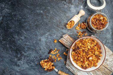 Mavi arka planda granola olan bir kase. Süper yiyecek konsepti. Sağlıklı, temiz yemek. Vejetaryen ya da glütensiz diyet. Uzun afiş biçimi. en üstteki görünüm.