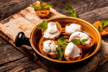 Ahşap arka planda ızgara şeftali, kayısı, nektarin ve dondurma. Pankart, yemek servisi menü tarifi yeri, metin, üst görünüm.