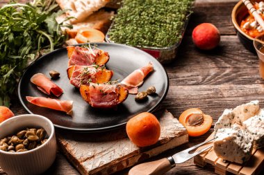 Taze şeftali, jambon ve mavi peynirli leziz bir akşam yemeği, diyet menüsü. Sağlıklı salata, güzel manzara..