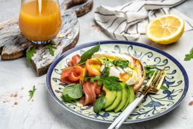 Keto kahvaltı diyeti avokado ve haşlanmış yumurta, peynir, somon ve taze salata, taze meyve suyu, Keto kahvaltısı veya öğle yemeği. Yemek tarifi geçmişi. Kapat.,