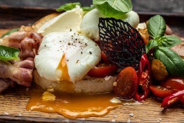 Lezzetli kahvaltı ya da haşlanmış yumurta ve kızarmış pastırmalı ekmek tostu. Sağlıklı yağlar, kilo vermek için temiz yiyecekler. Keto diyet konsepti. en üstteki görünüm.