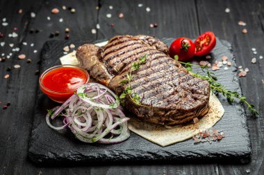 Orta pişmiş pirzola ya da biftek. Büyük bir parça fileto ile dilimlenmiş kurutulmuş ızgara biftek bifteği. afiş, menü, metin için tarif yeri, üst görünüm.