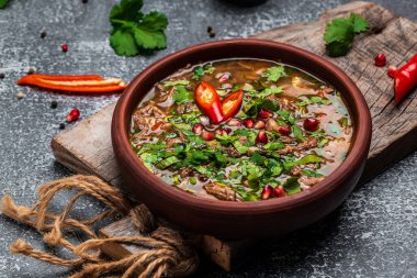 Gürcü Kharcho kuzu eti çorbası. Gürcistan yemeği chakapuli veya Türk yemeği Alluciye. Keto diyet yemeği. Gürcistan mutfağı. afiş, menü, metin için tarif yeri, üst görünüm.