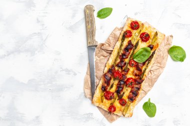 Kuşkonmazlı kiş. Domuz pastırması, ıspanak, vişneli domates ve peynirli ev yapımı tart. Ketogenik paleo diyeti. metin için yer, üst görünüm.