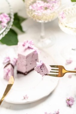 Lezzetli böğürtlenli kek, içinde kovboylar, şampanya, şarap, çiçek açan mor leylaklar, Fransız mutfağı, kartpostal, arka plan,